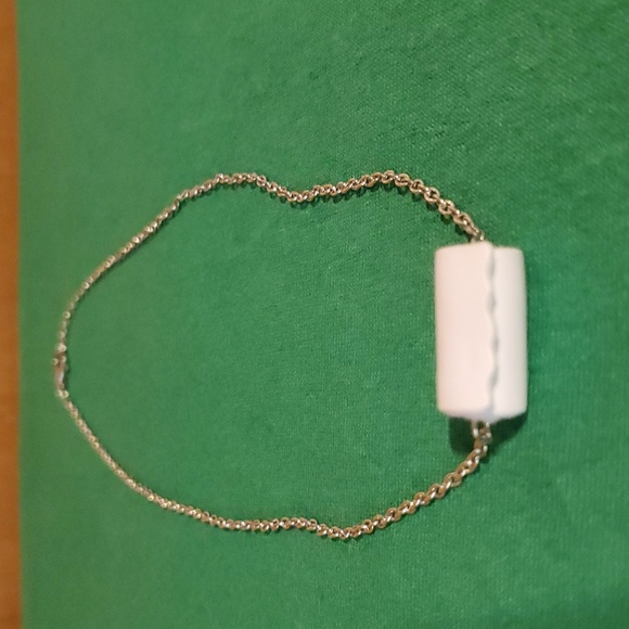 Toilet Tissue Necklace - Picture 3 of 3